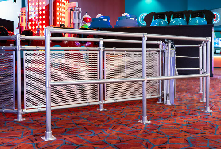 Queue rail with mesh panels